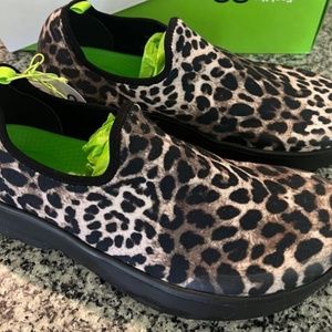 Oofos cheetah oomg eezee low women's